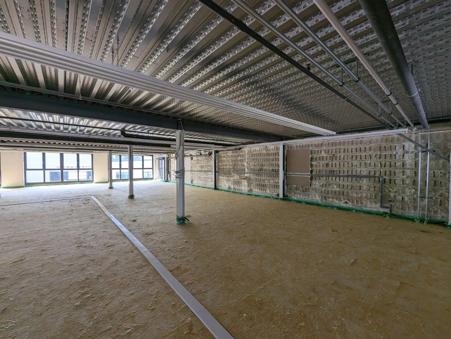 Espaces commerciaux et de bureaux dans une zone industrielle émergente - Photo 8 sur 13