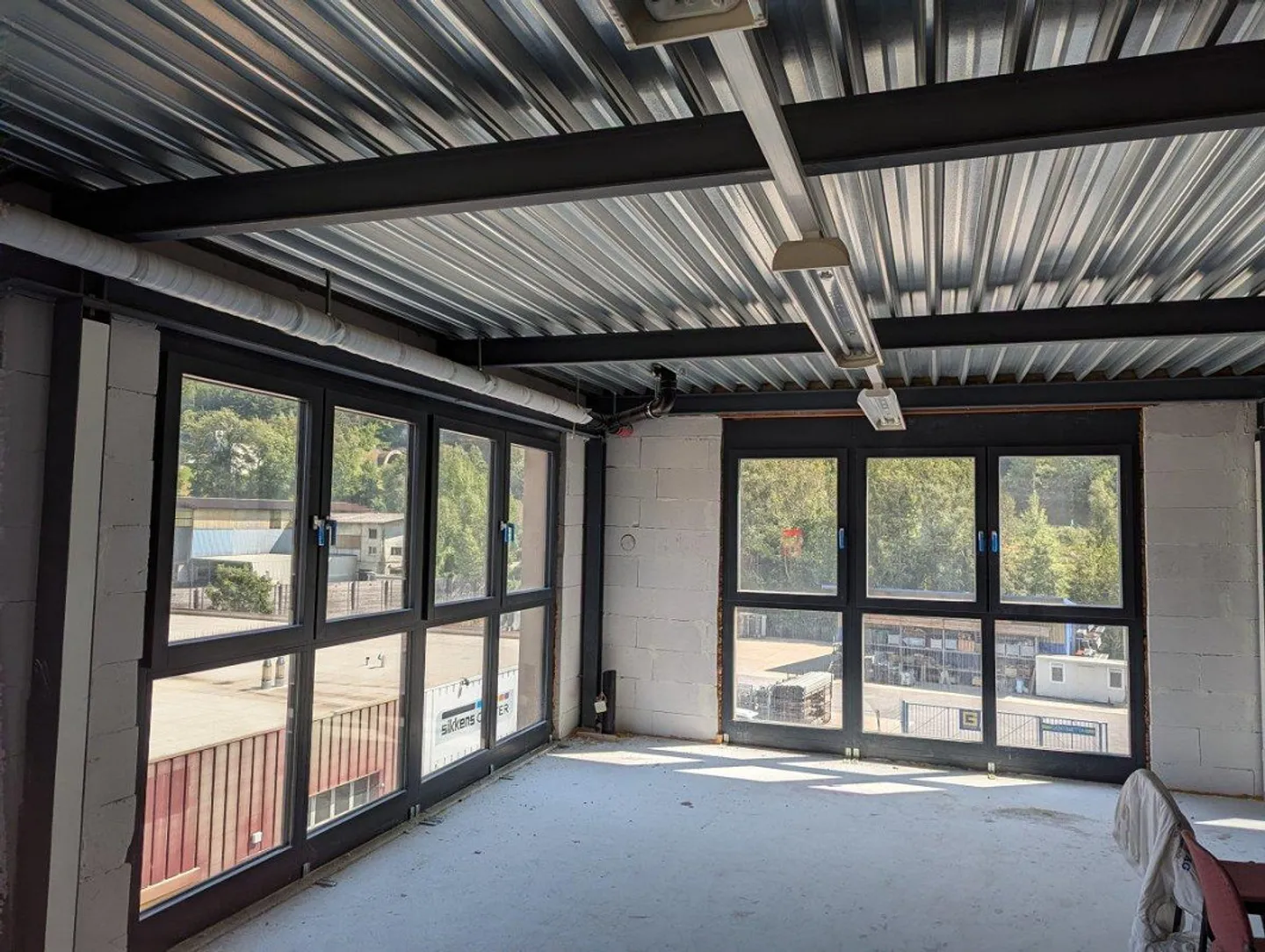 Espaces commerciaux et de bureaux dans une zone industrielle émergente - Photo 10 sur 13