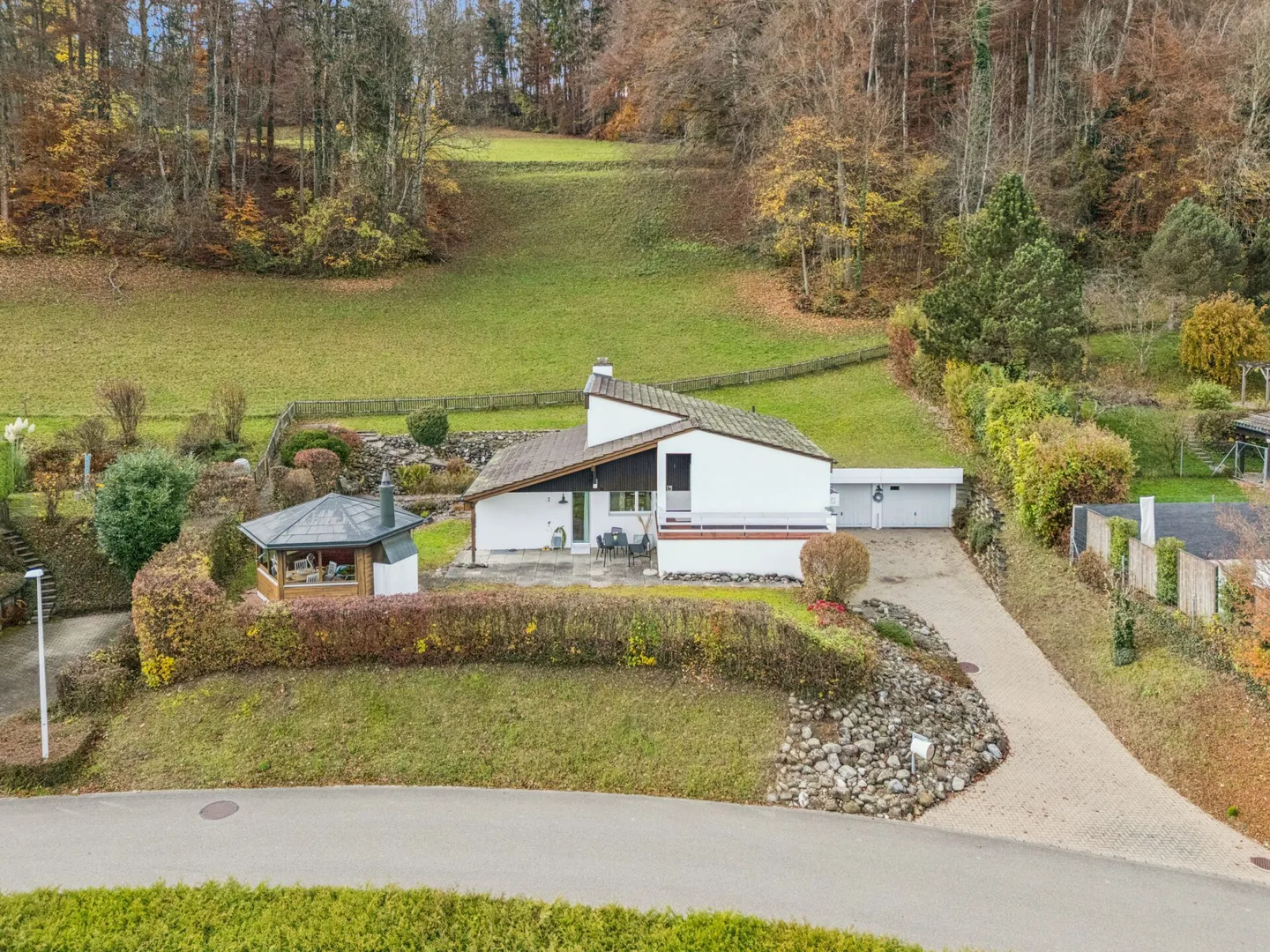 6.5-Room Single-Family House on the Edge of the Forest with Development Potential - Photo 1 of 10