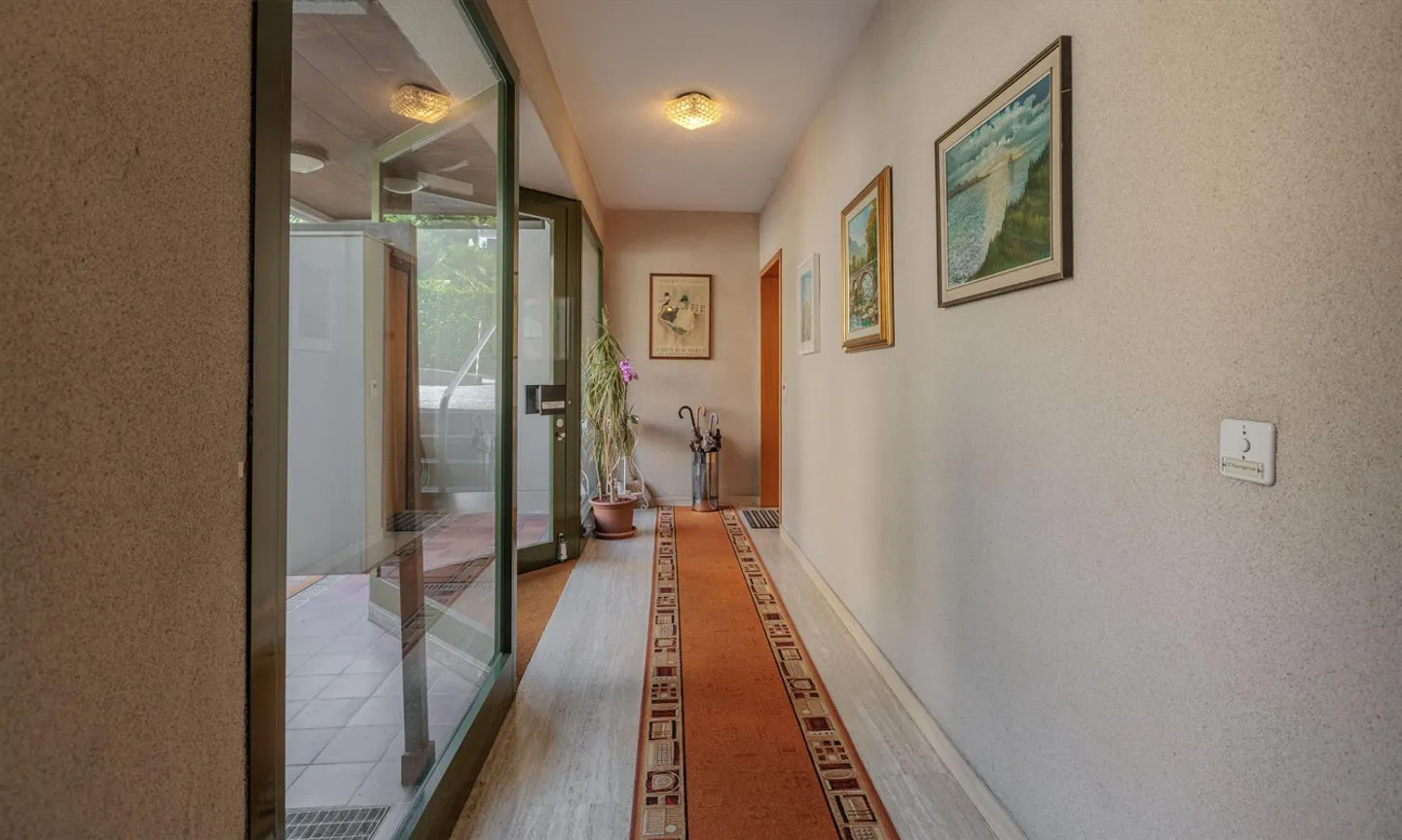 AUSSERGEWÖHNLICHES 3.5-ZIMMER-APARTMENT IN GRÜNER LAGE IN PREGASSONA ALTA - Foto 8 von 9