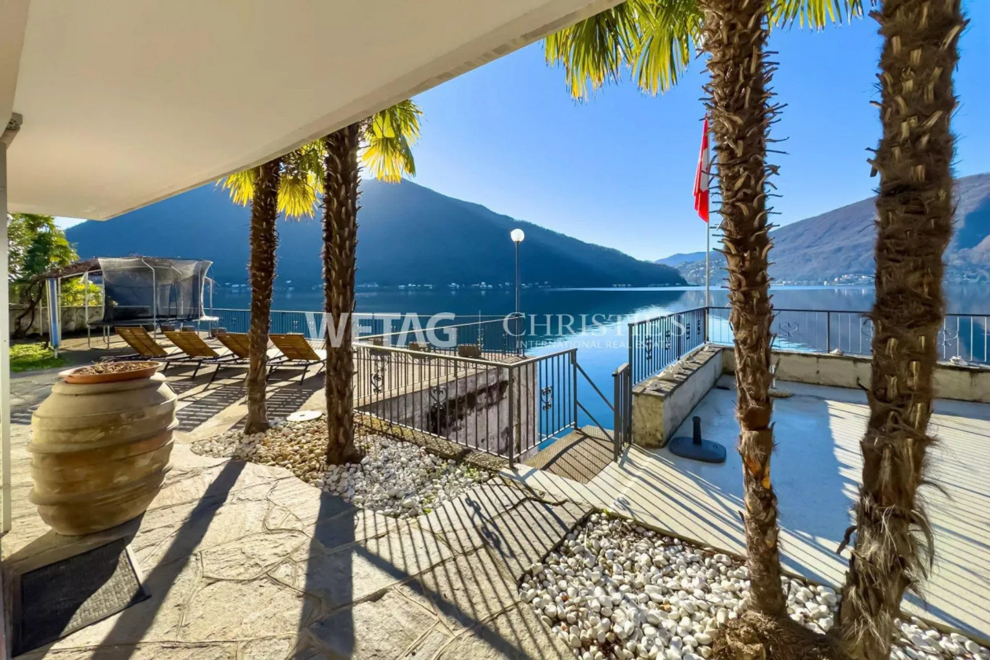 Villa exclusive au bord du lac à Lugano-Bissone à vendre, avec 2 places de bateau couvertes et 3 au quai, possible comme résidence secondaire - Photo 1 sur 13