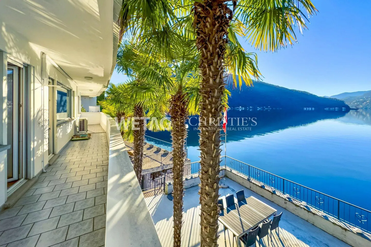 Villa exclusive au bord du lac à Lugano-Bissone à vendre, avec 2 places de bateau couvertes et 3 au quai, possible comme résidence secondaire - Photo 2 sur 13