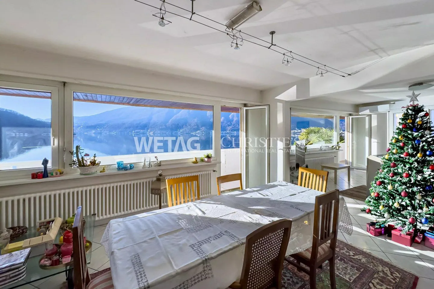 Villa exclusive au bord du lac à Lugano-Bissone à vendre, avec 2 places de bateau couvertes et 3 au quai, possible comme résidence secondaire - Photo 3 sur 13