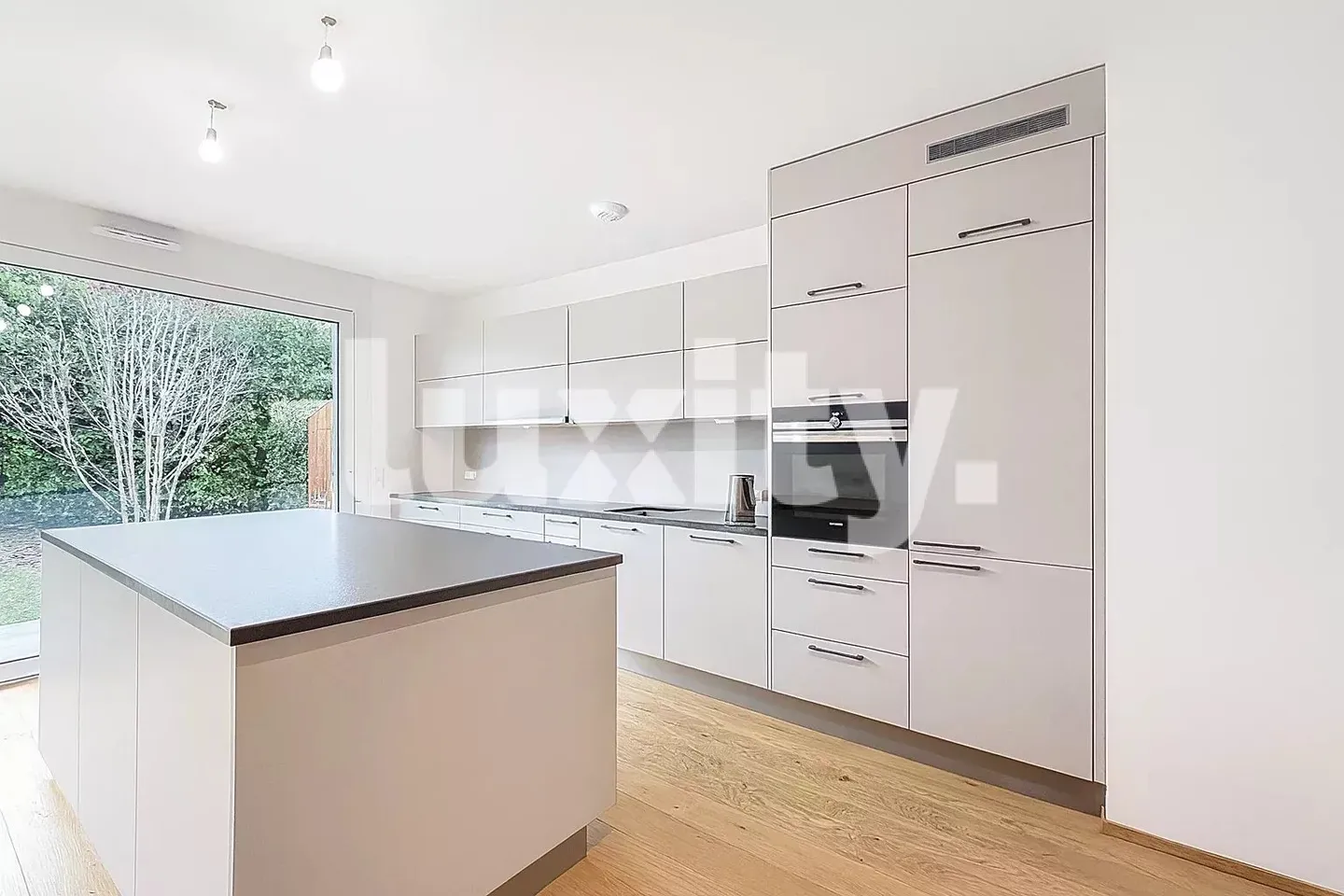 Villa moderna con 6 camere - Dotazioni contemporanee - Foto 3 di 3