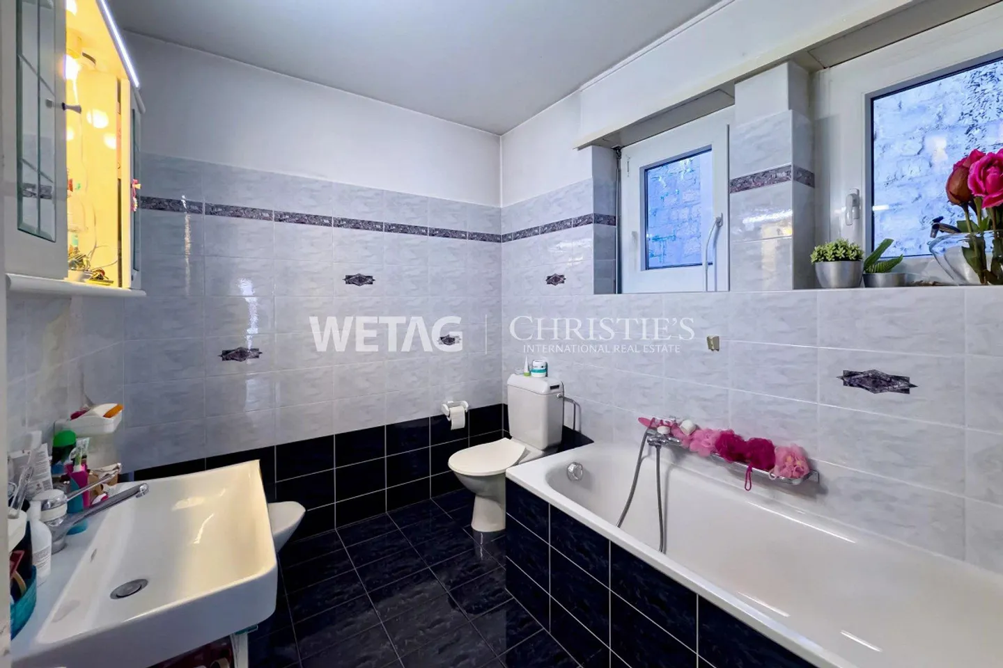 Villa exclusive au bord du lac à Lugano-Bissone à vendre, avec 2 places de bateau couvertes et 3 au quai, possible comme résidence secondaire - Photo 8 sur 13
