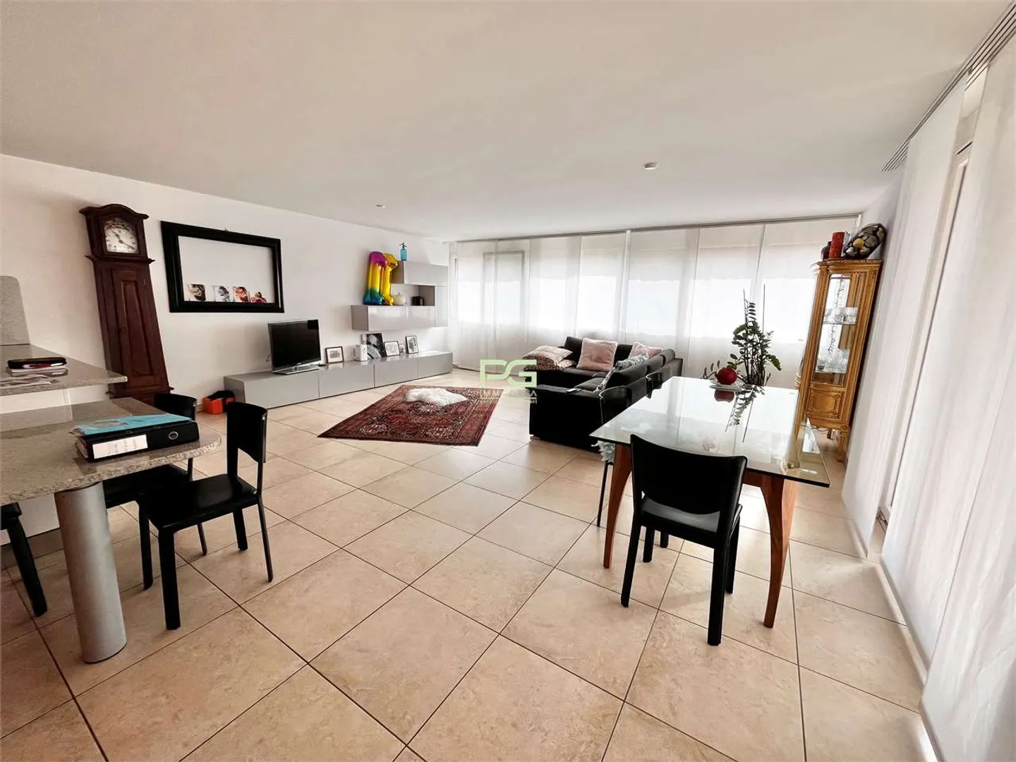 Spazioso appartamento di 4.5 locali con giardino - Foto 3 di 9