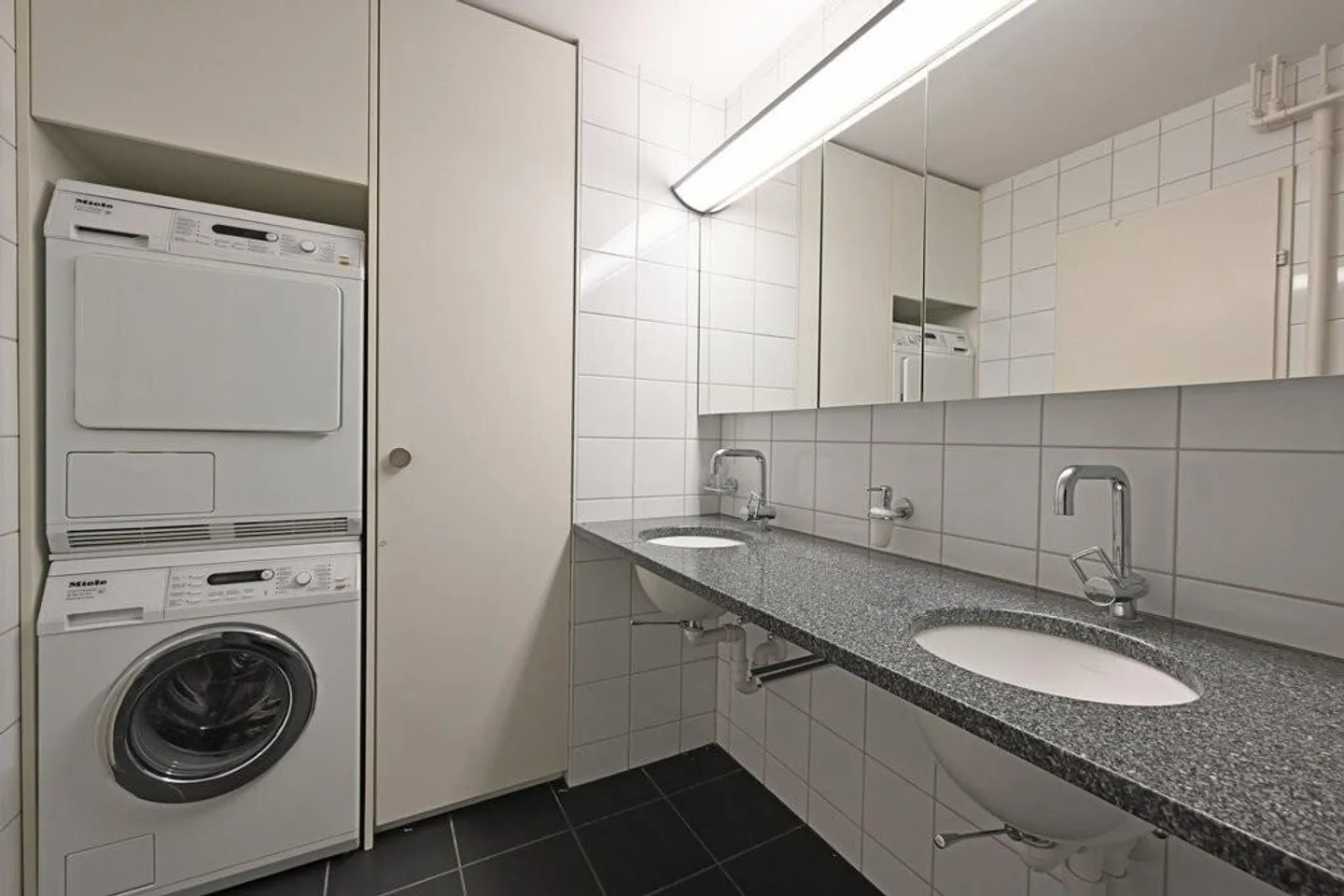 Spacious living in the green - Photo 6 of 9