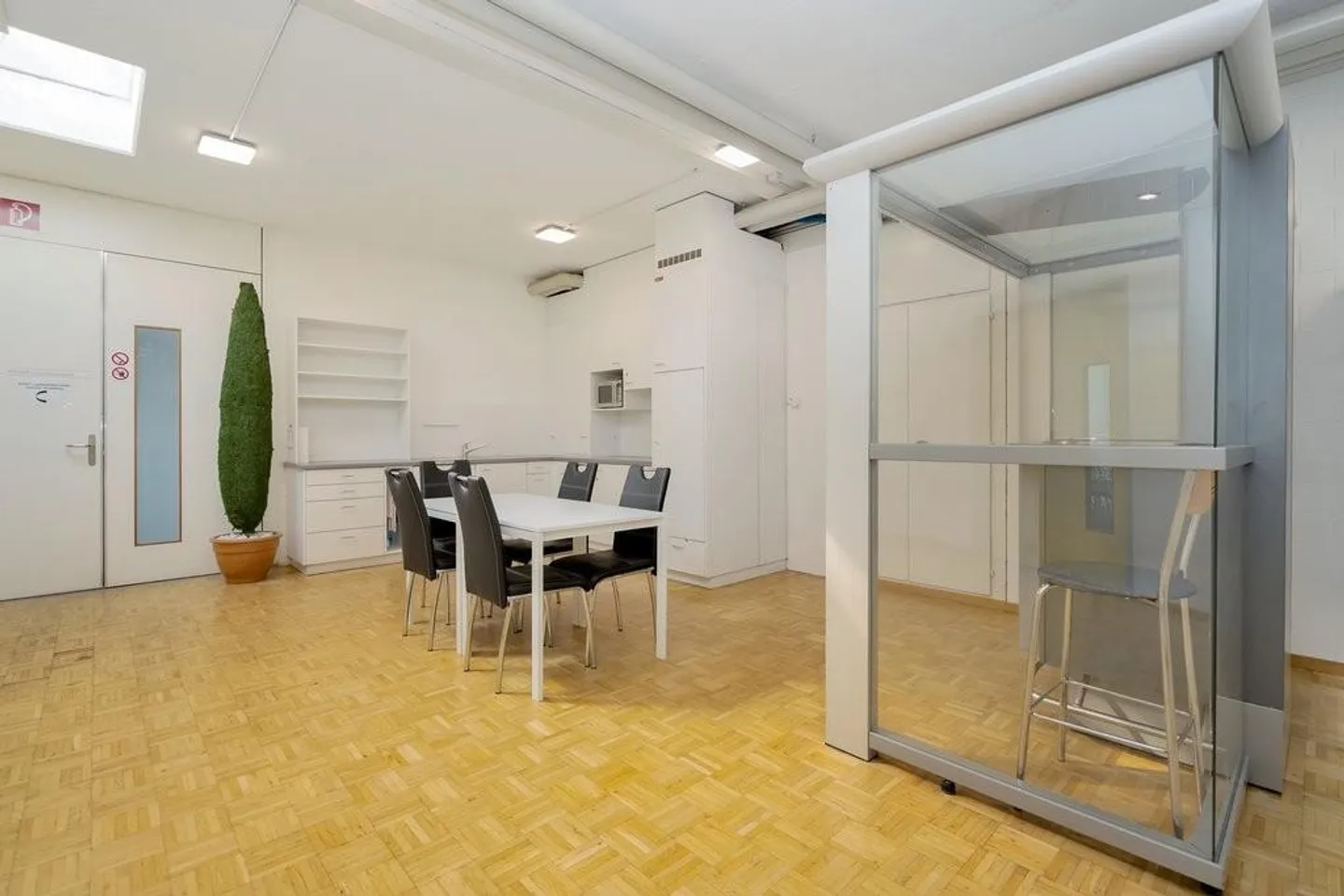 Modern commercial space with excellent transport connections in Schönbühl - Photo 3 of 7