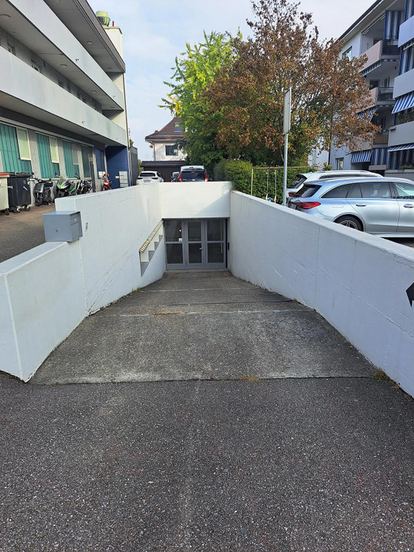 Commercial premises with spray booth in Füllinsdorf for rent - Photo 2 of 18