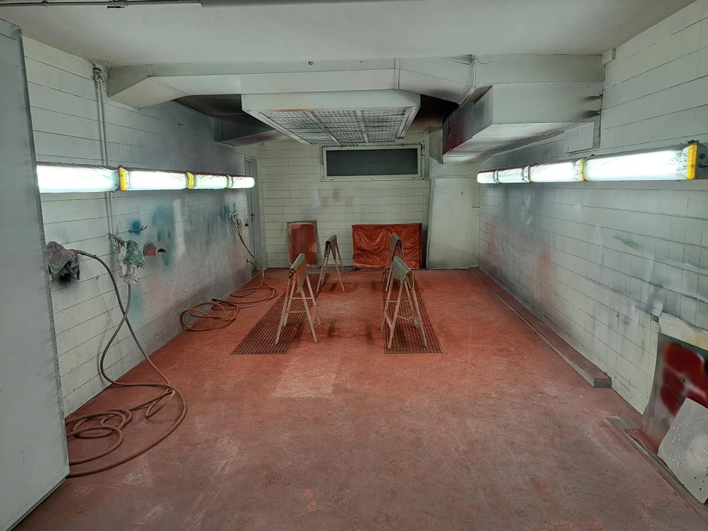 Commercial premises with spray booth in Füllinsdorf for rent - Photo 3 of 18