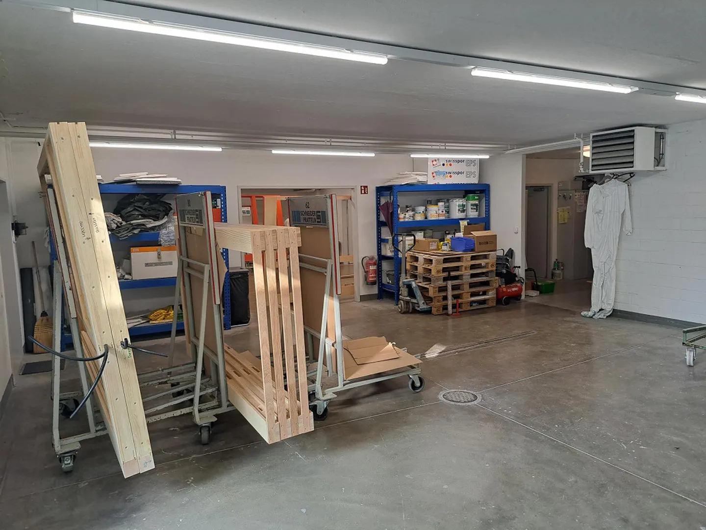 Commercial premises with spray booth in Füllinsdorf for rent - Photo 10 of 18