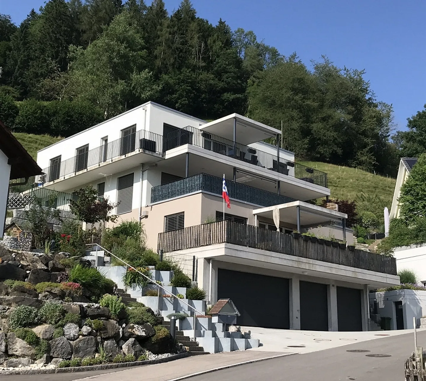 Dreamlike 4.5-room penthouse apartment with double garage and 2 terraces - Photo 2 of 19