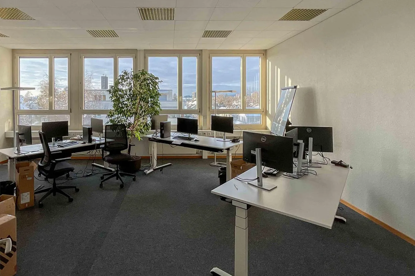 Attractive property for office, commercial and storage with top connectivity - Photo 2 of 5