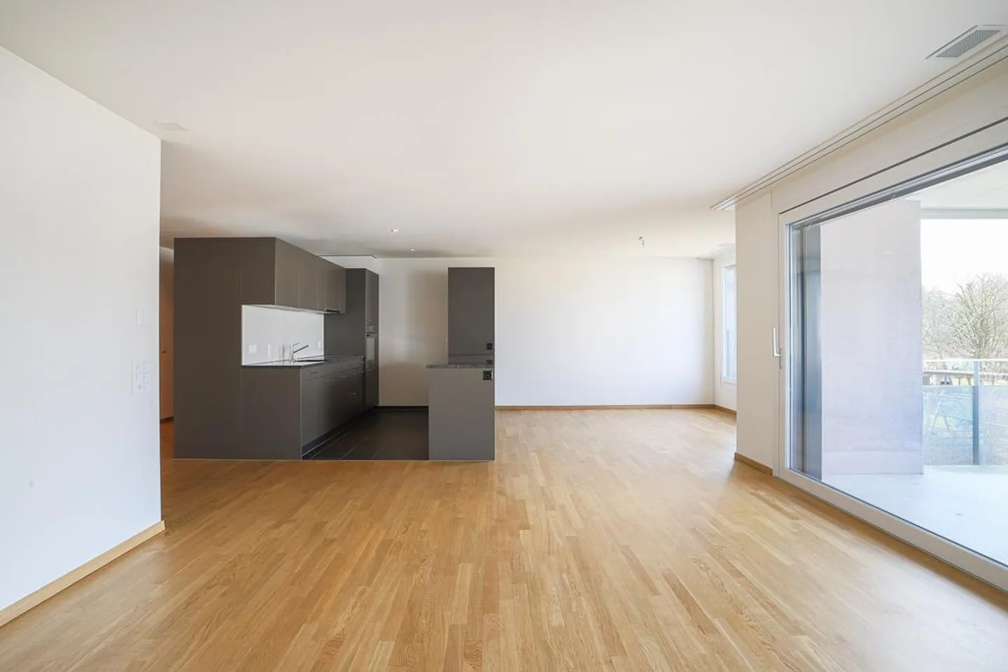 MODERNE 3.5 Zimmer-Wohnung mit GROSSZÜGIGEM Balkon zu vermieten - Foto 1 von 12
