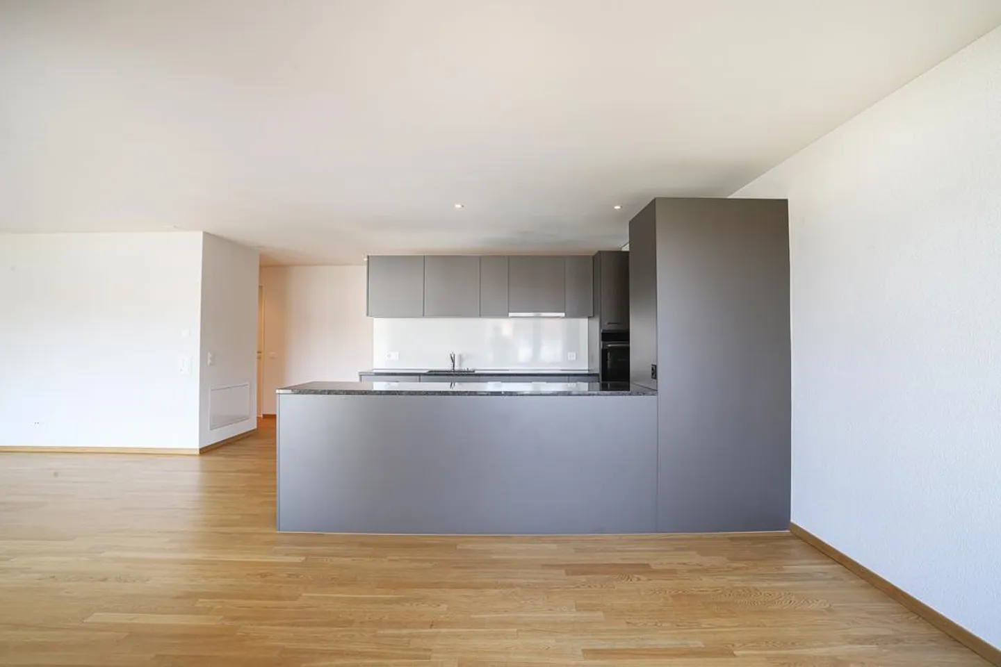 MODERNE 3.5 Zimmer-Wohnung mit GROSSZÜGIGEM Balkon zu vermieten - Foto 2 von 12