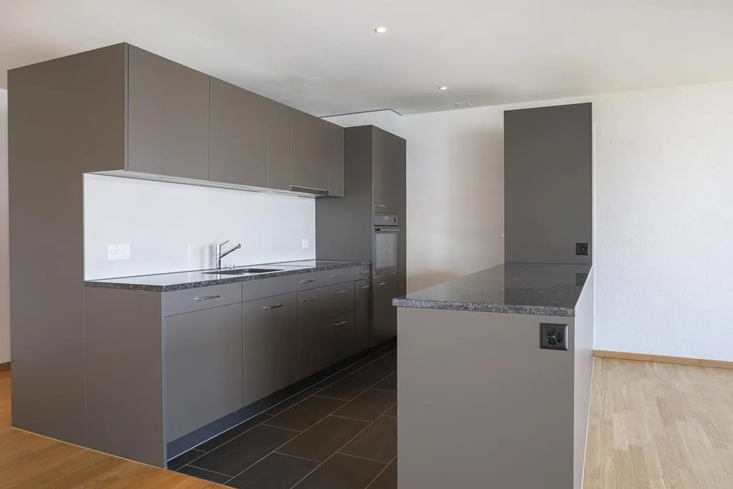 MODERNE 3.5 Zimmer-Wohnung mit GROSSZÜGIGEM Balkon zu vermieten - Foto 3 von 12