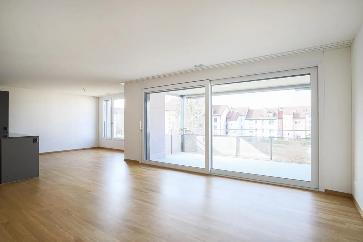 MODERNE 3.5 Zimmer-Wohnung mit GROSSZÜGIGEM Balkon zu vermieten - Foto 4 von 12