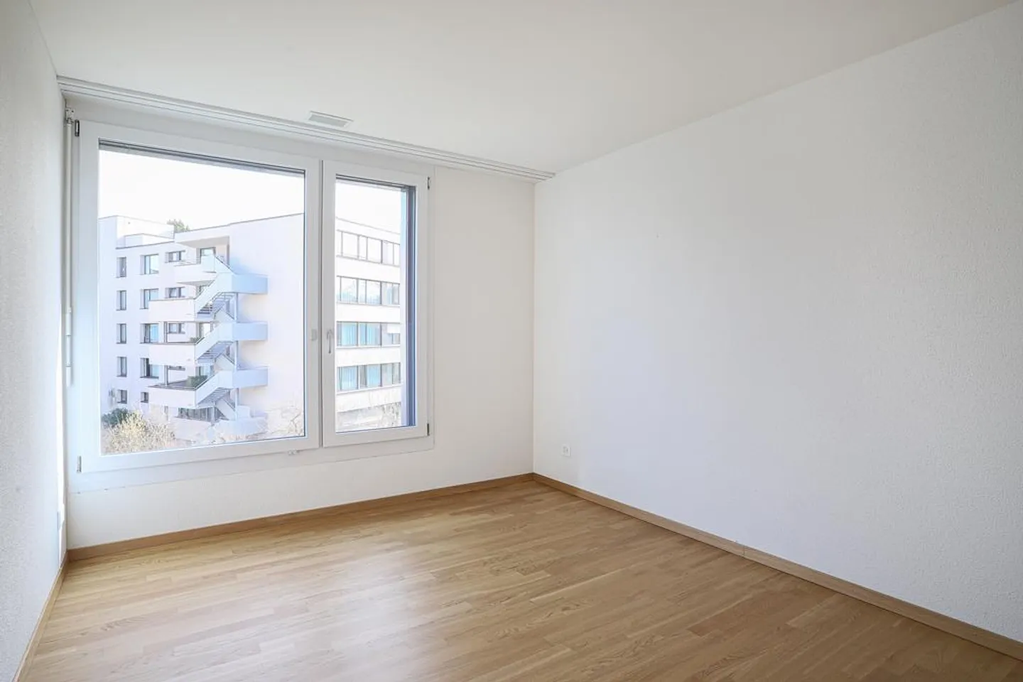 MODERNE 3.5 Zimmer-Wohnung mit GROSSZÜGIGEM Balkon zu vermieten - Foto 7 von 12