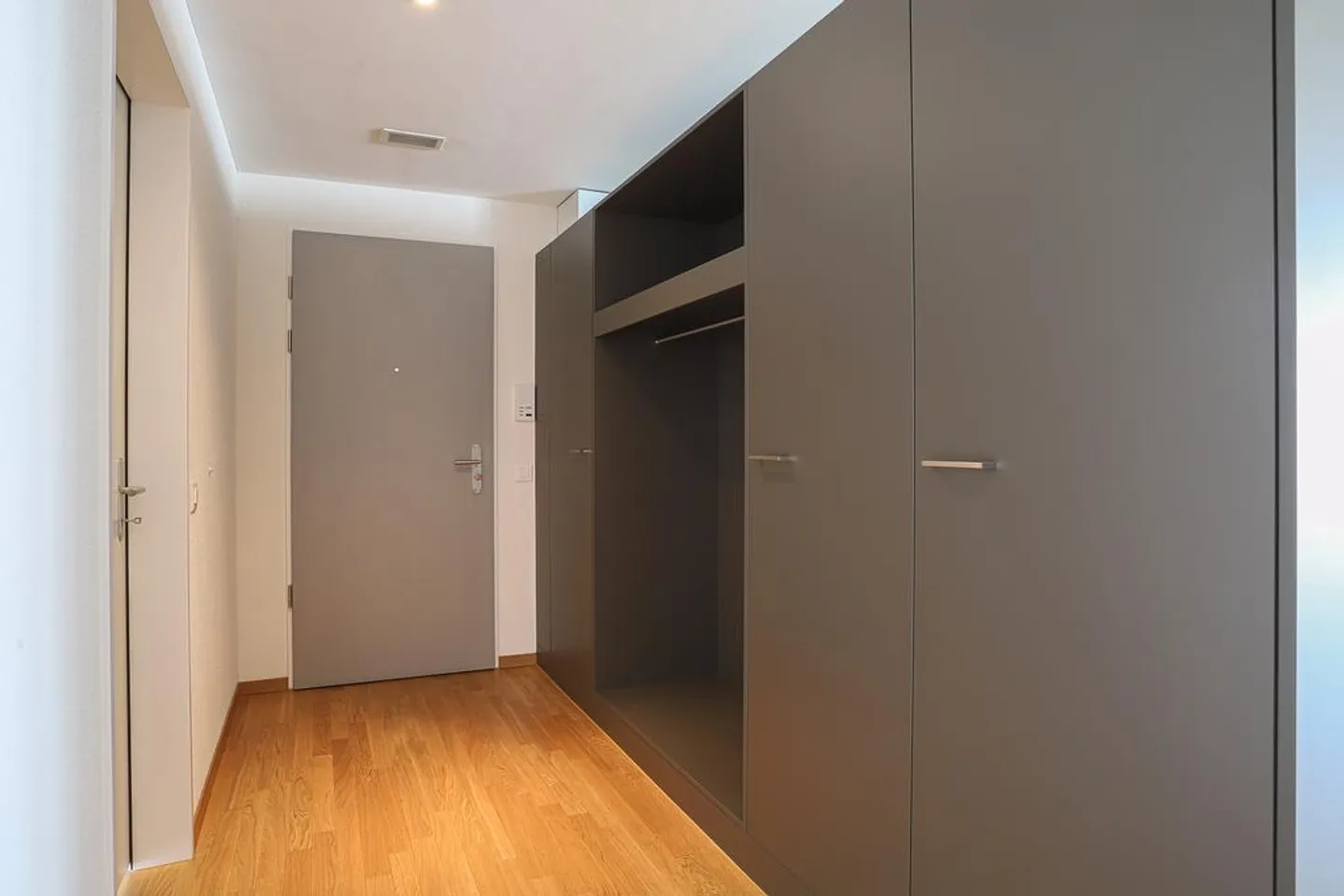 MODERNE 3.5 Zimmer-Wohnung mit GROSSZÜGIGEM Balkon zu vermieten - Foto 5 von 12
