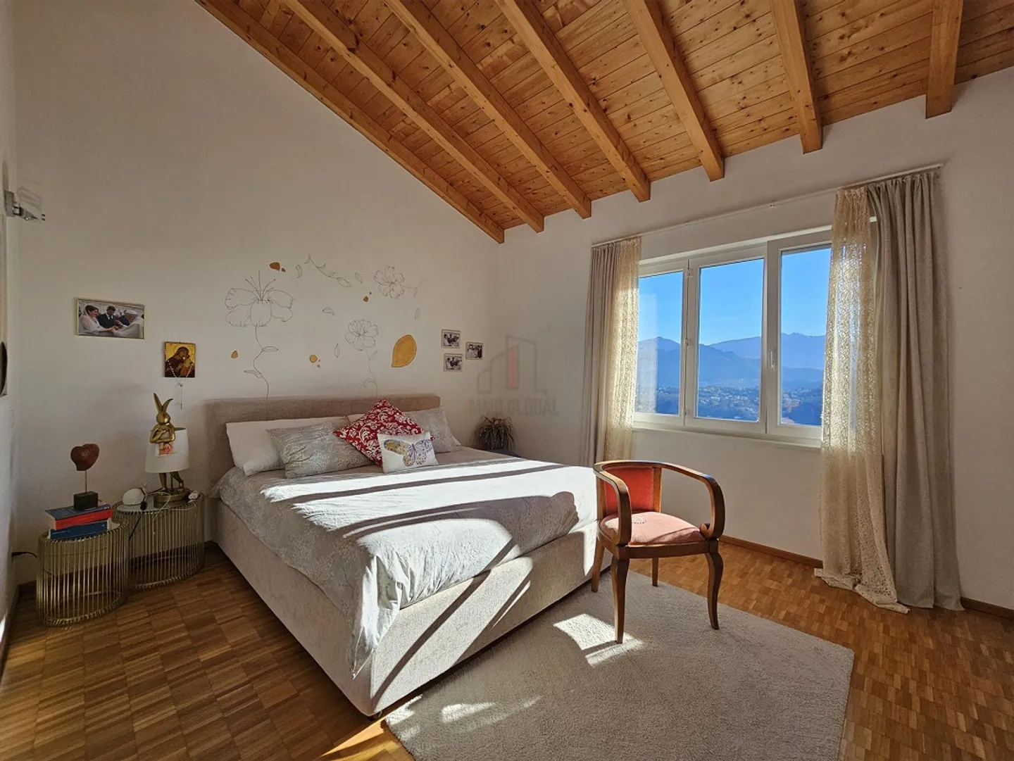 MAISON BIFAMILIALE FANTASTIQUE AVEC VUE IMPRENABLE - Photo 9 sur 13
