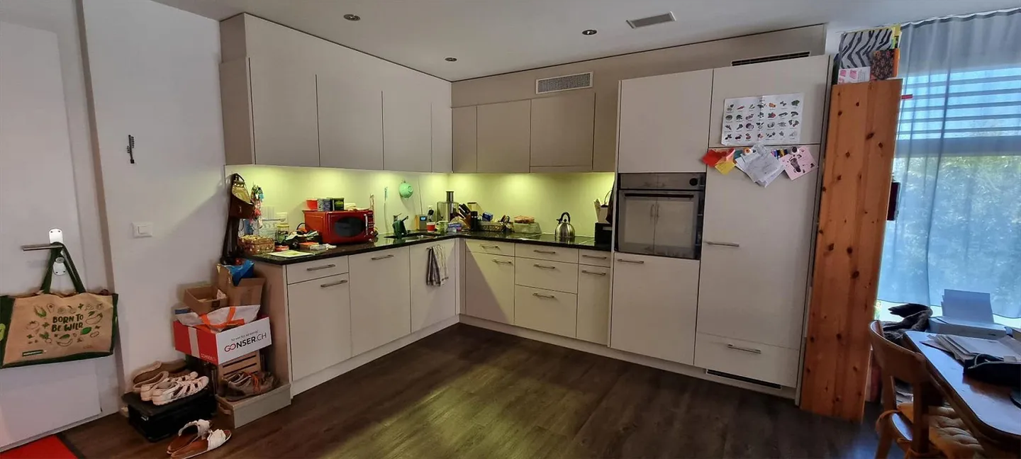 Appartement spacieux et moderne de 2 1/2 pièces au centre du village de Tobel - Photo 4 sur 11