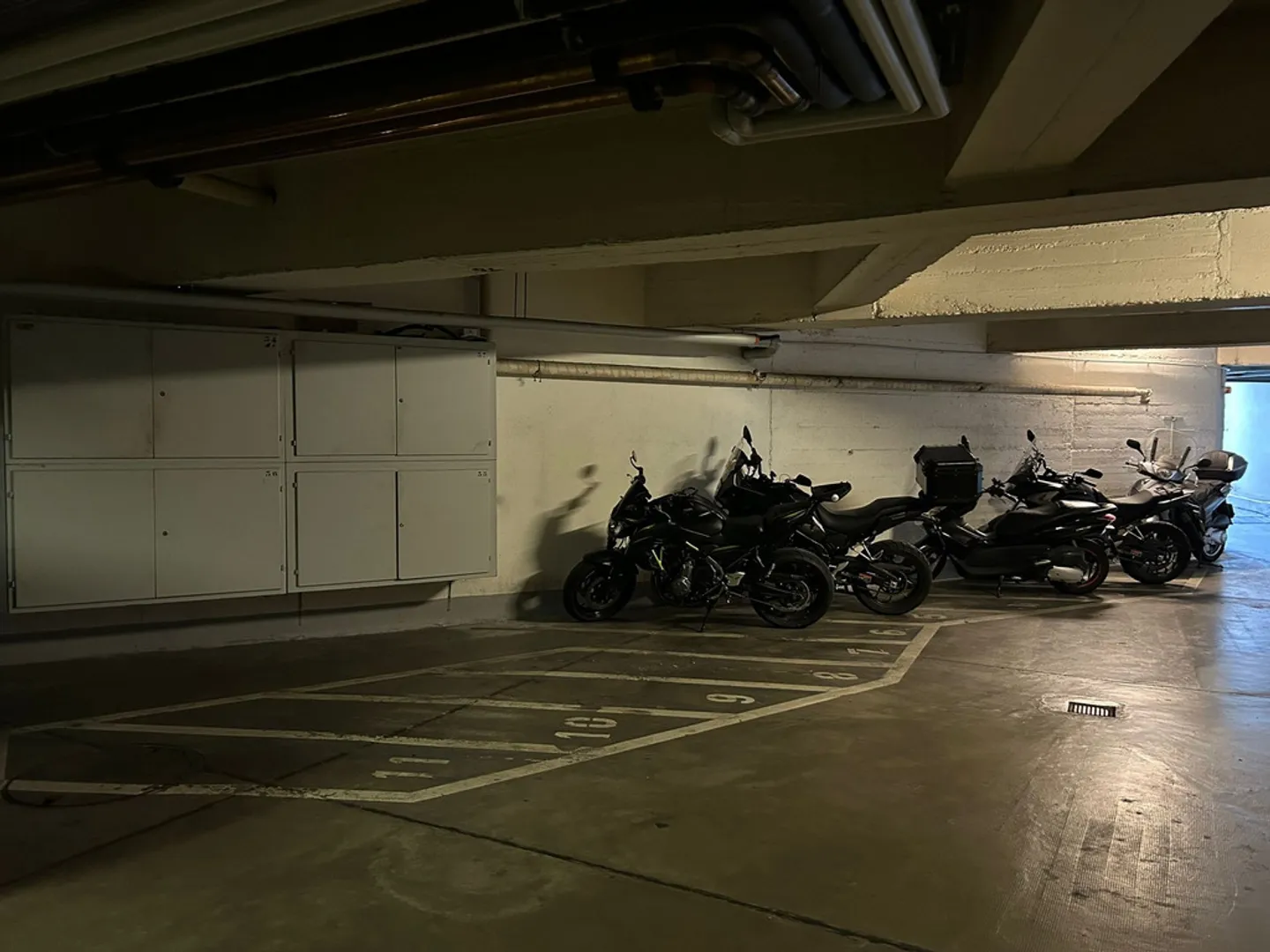 Place à motos extérieure - Photo 2 sur 2