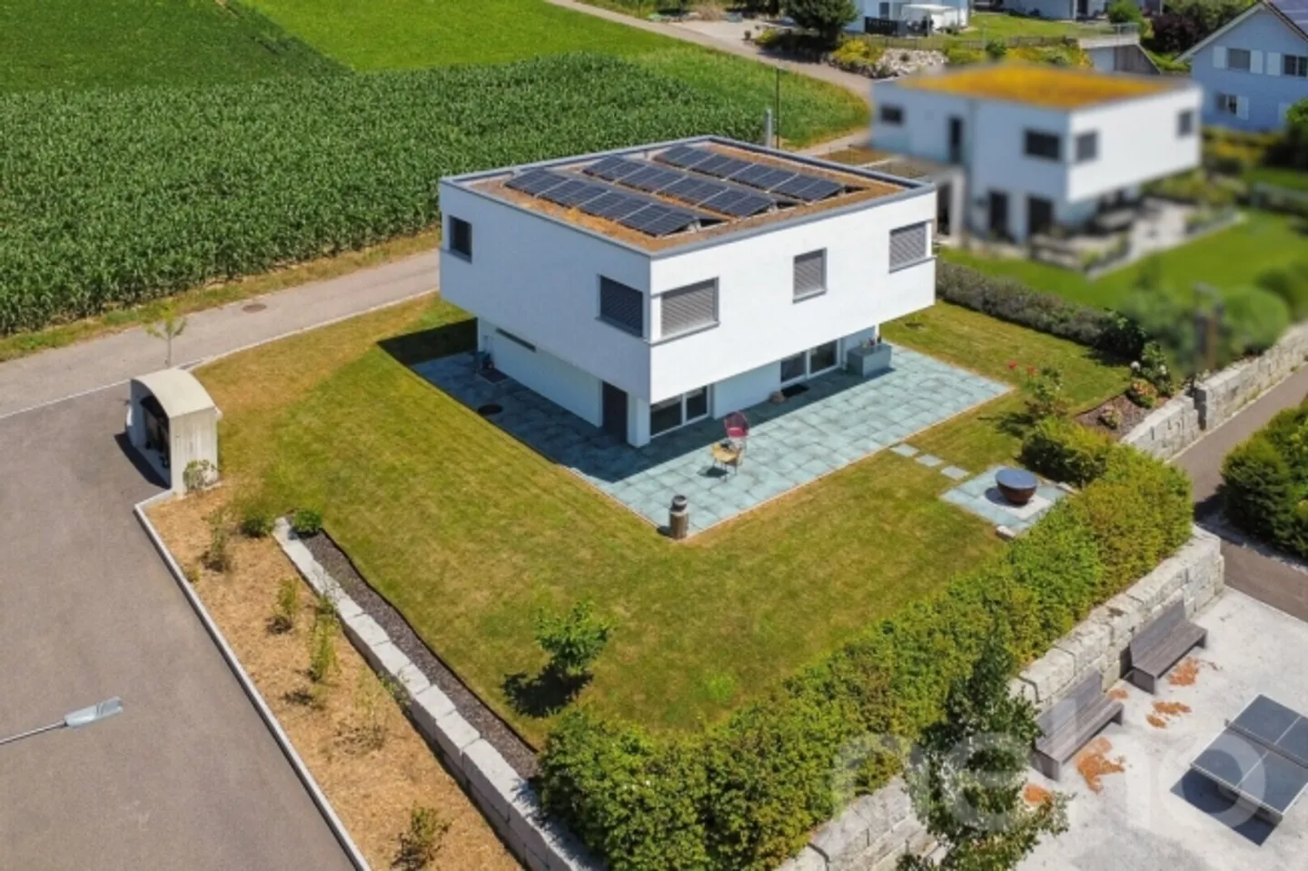 «Neuwertiges EFH im Grünen mit Photovoltaikanlage und Doppelcarport» - Foto 1 von 13