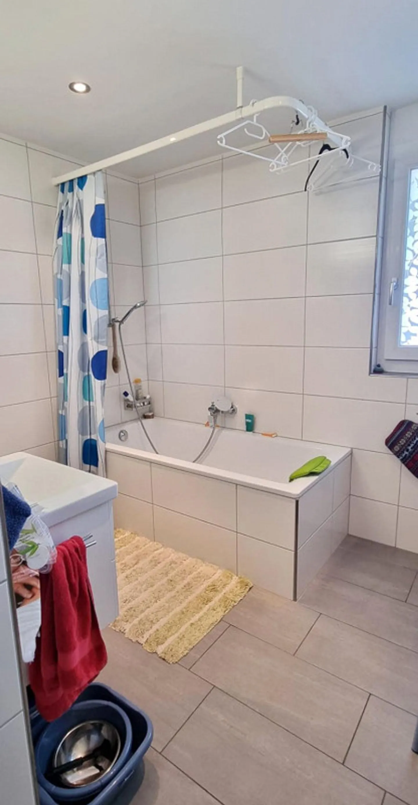 Appartement spacieux et moderne de 2 1/2 pièces au centre du village de Tobel - Photo 10 sur 11