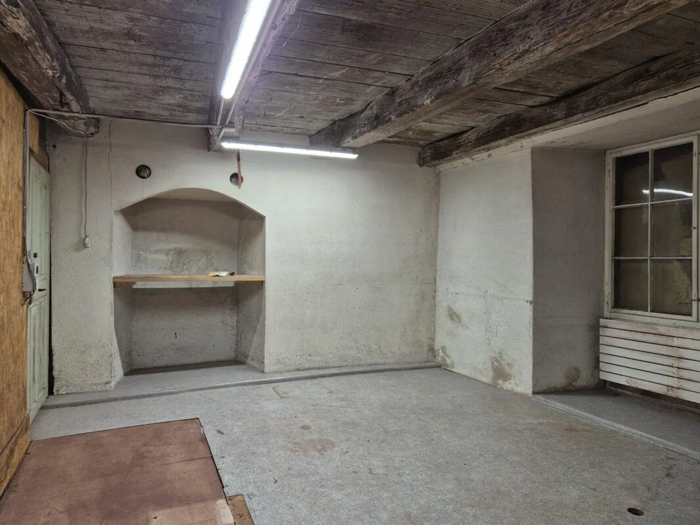 Flexible commercial/storage space in a central location - Photo 5 of 5