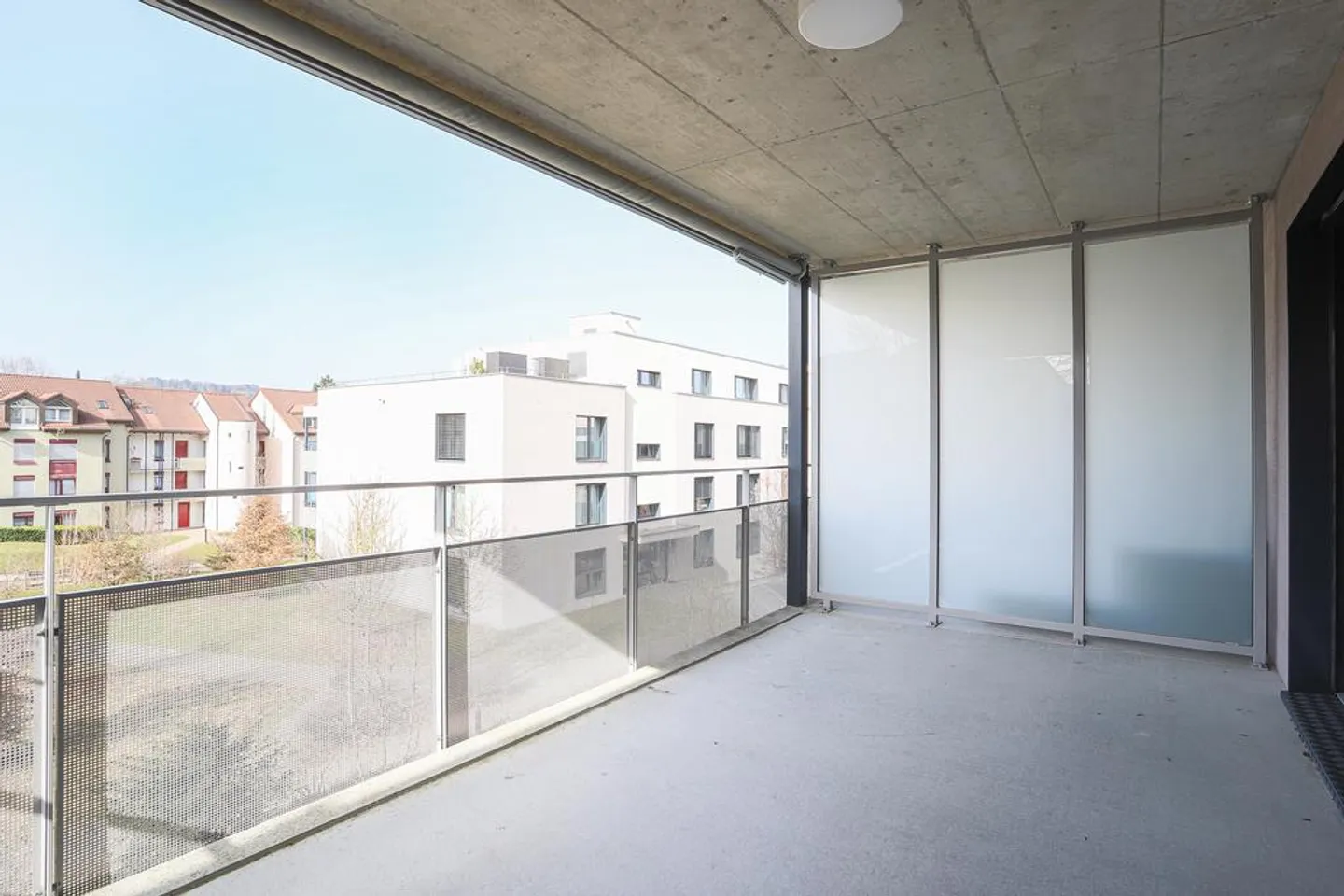 MODERNE 3.5 Zimmer-Wohnung mit GROSSZÜGIGEM Balkon zu vermieten - Foto 10 von 12