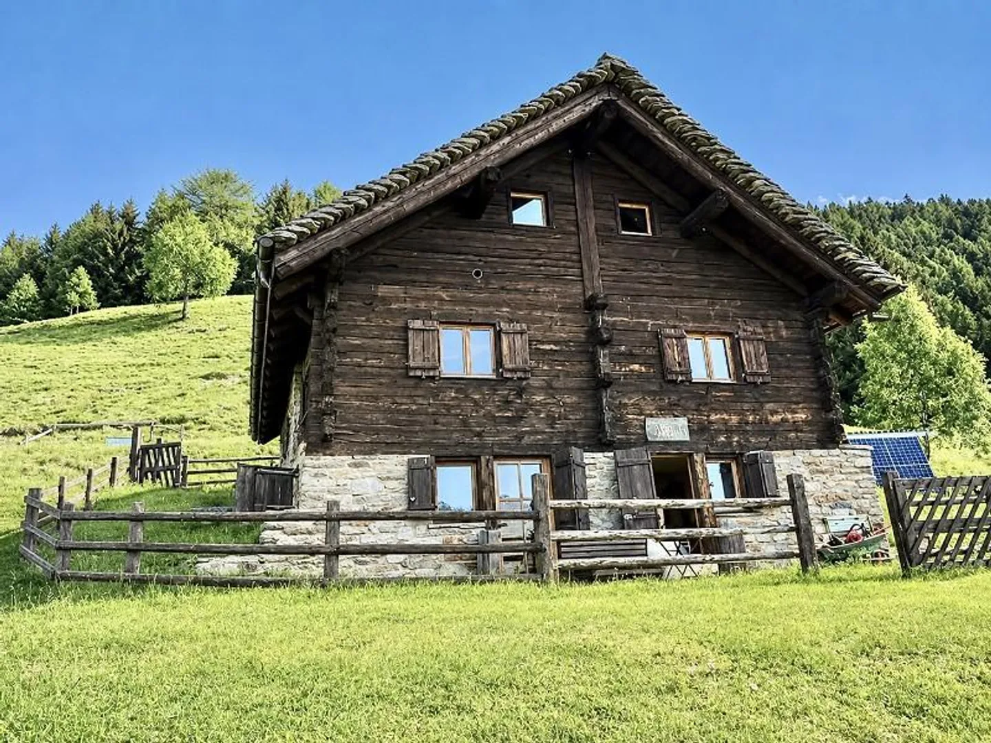 Chalet rustique de 6 1/2 pièces avec vue panoramique sur les montagnes - Photo 1 sur 14