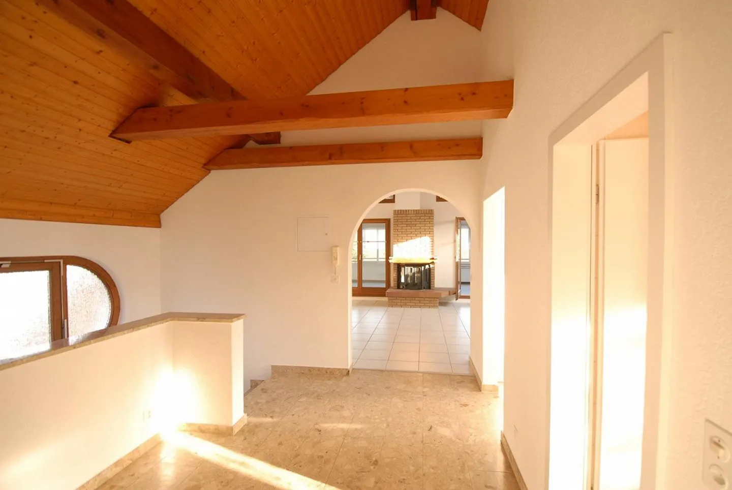 Spacious 4½-room penthouse with winter garden & fireplace in Reinach - Photo 5 of 12