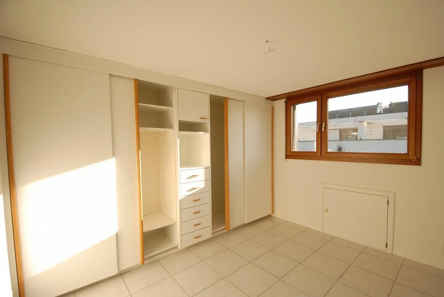 Spacious 4½-room penthouse with winter garden & fireplace in Reinach - Photo 9 of 12