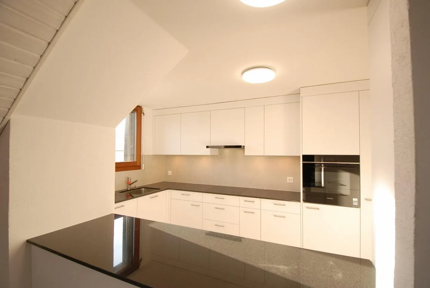 Spacious 4½-room penthouse with winter garden & fireplace in Reinach - Photo 3 of 12