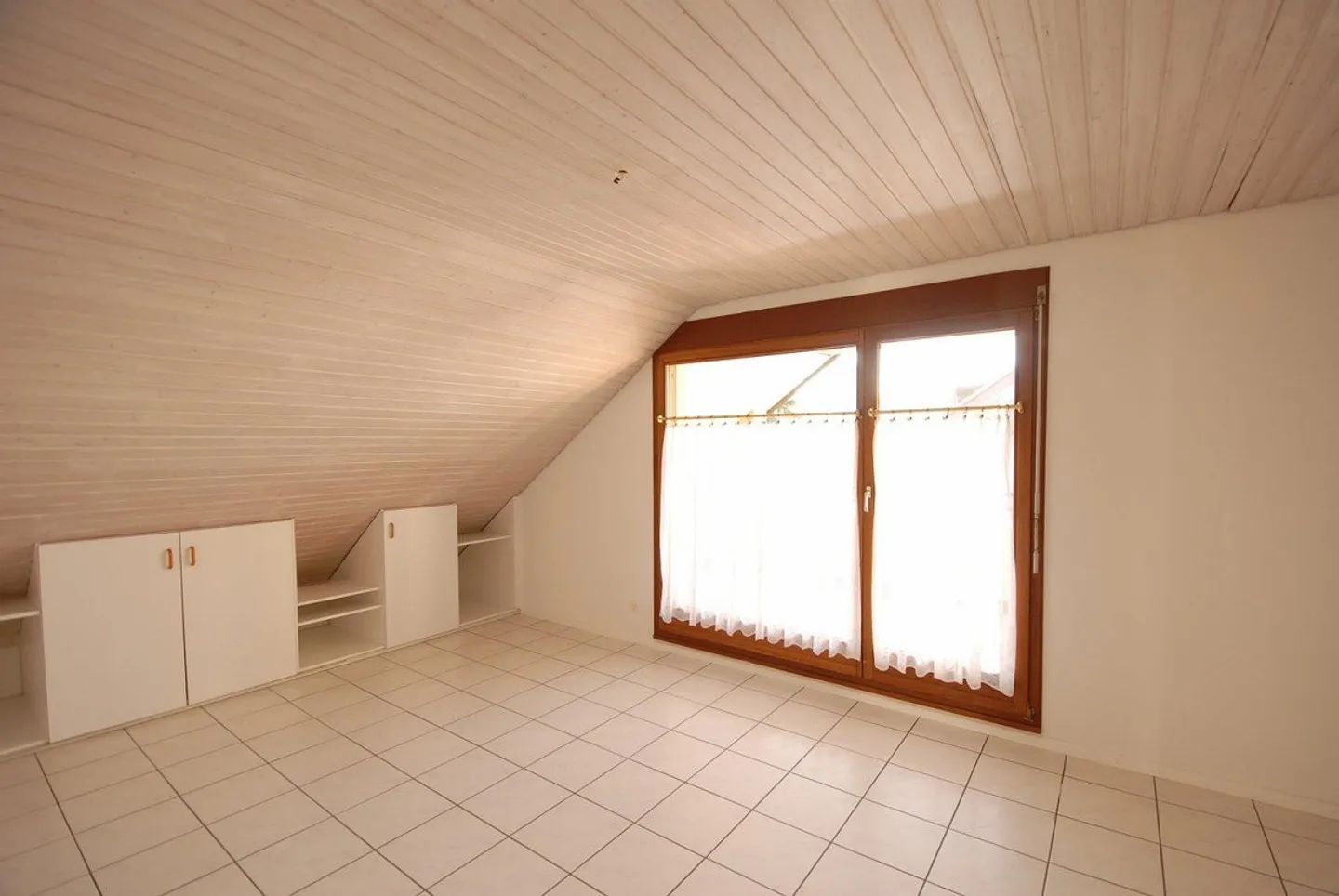 Spacious 4½-room penthouse with winter garden & fireplace in Reinach - Photo 10 of 12