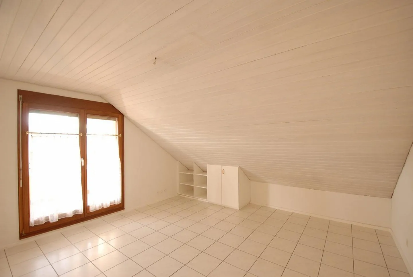 Spacious 4½-room penthouse with winter garden & fireplace in Reinach - Photo 12 of 12