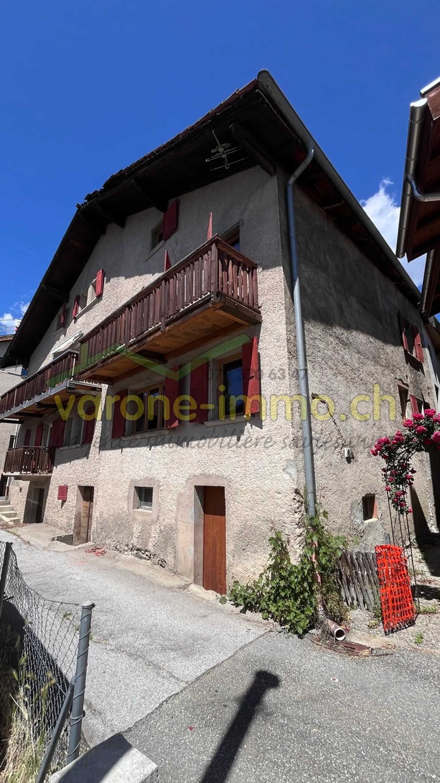 Casa di villaggio con 5 stanze e fienile-stalla - Foto 1 di 16