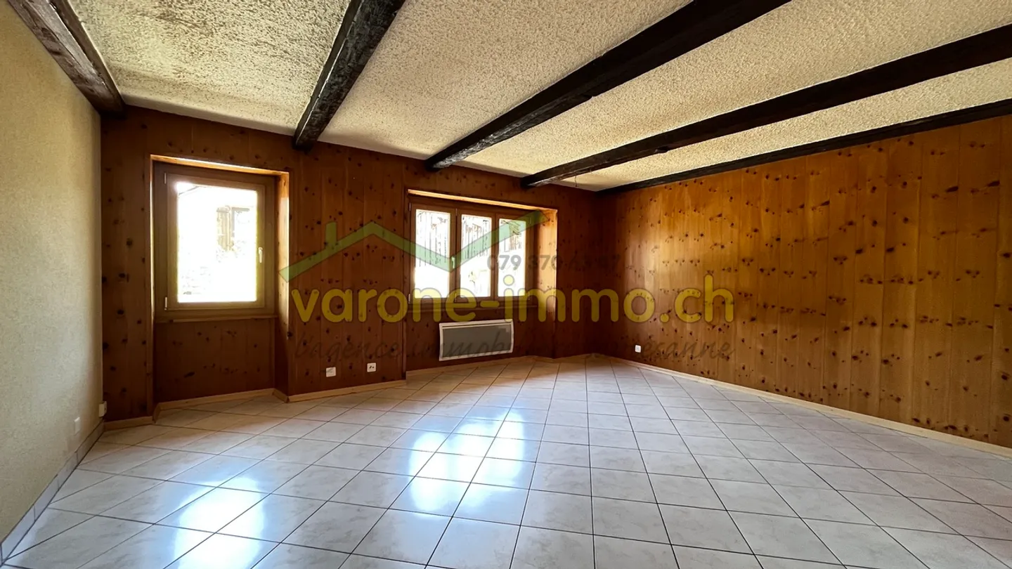 Casa di villaggio con 5 stanze e fienile-stalla - Foto 3 di 16