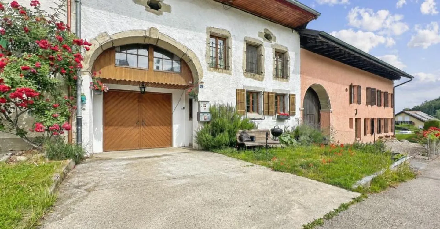 VILLAGE HOUSE CONTIGUOUS TO 2 APARTMENTS - Photo 2 of 13