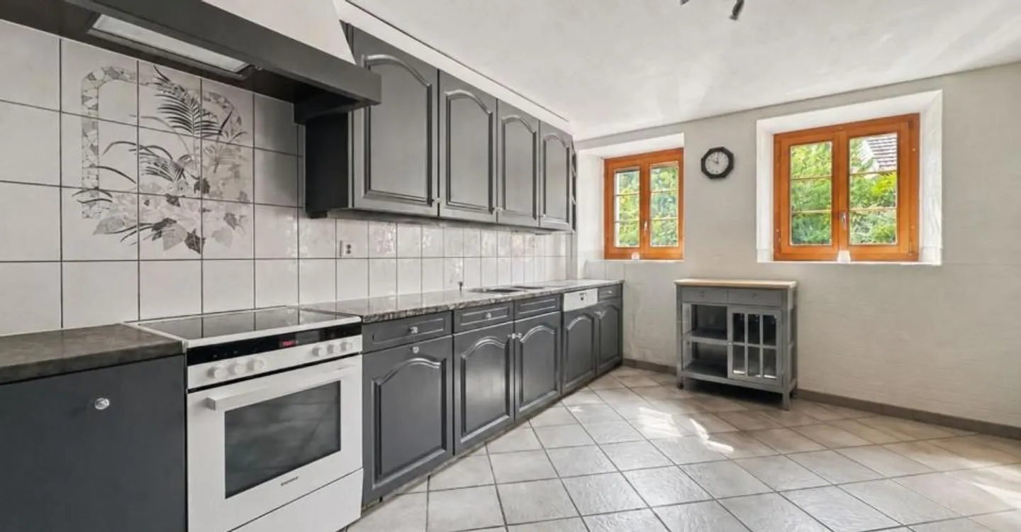 VILLAGE HOUSE CONTIGUOUS TO 2 APARTMENTS - Photo 4 of 13