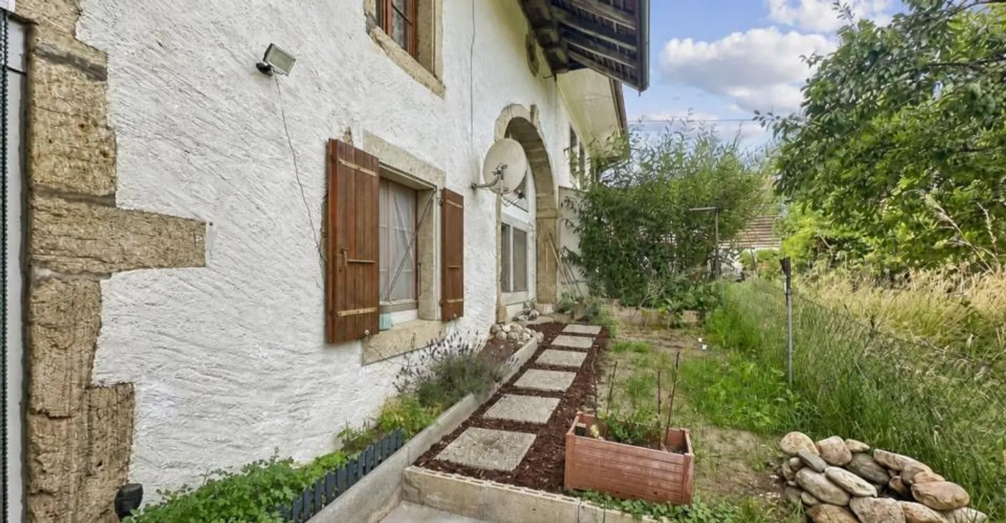 VILLAGE HOUSE CONTIGUOUS TO 2 APARTMENTS - Photo 6 of 13
