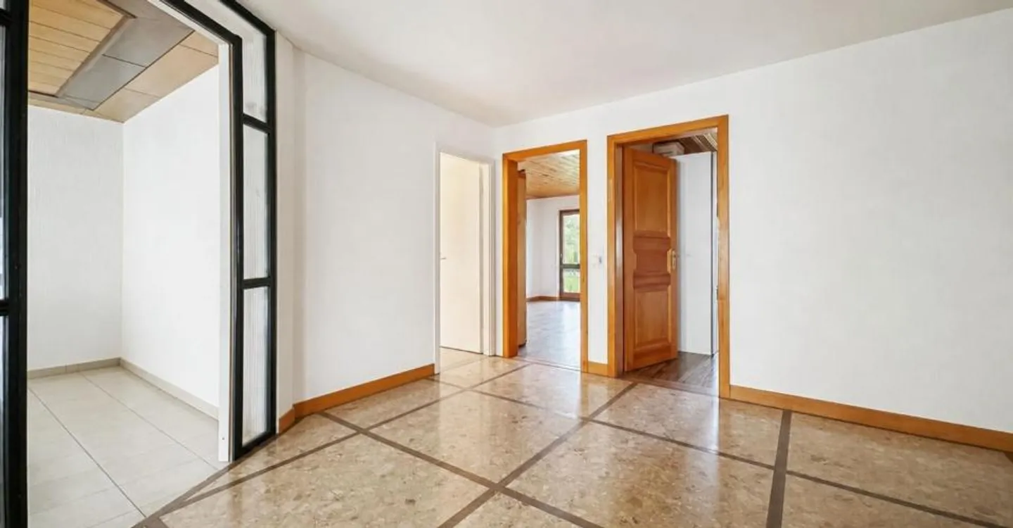 VILLAGE HOUSE CONTIGUOUS TO 2 APARTMENTS - Photo 9 of 13