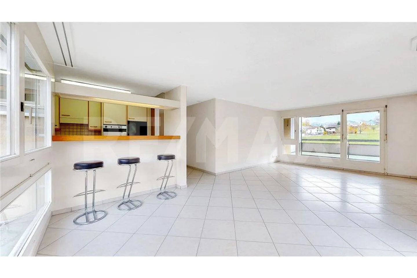 At the very top: bright 4.5-room penthouse with a view - Photo 3 of 13