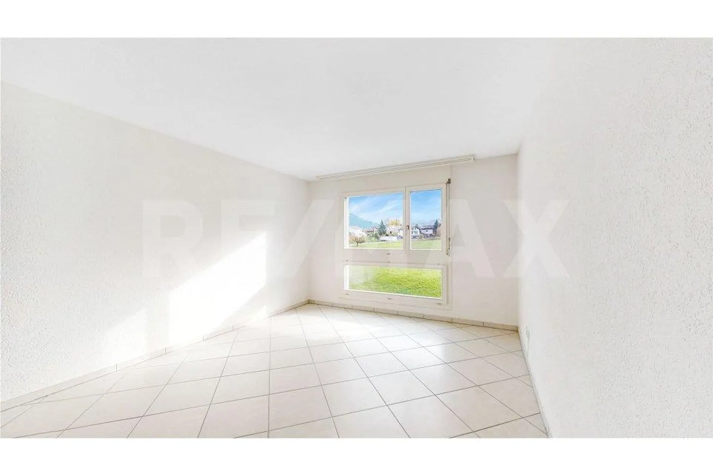 At the very top: bright 4.5-room penthouse with a view - Photo 4 of 13