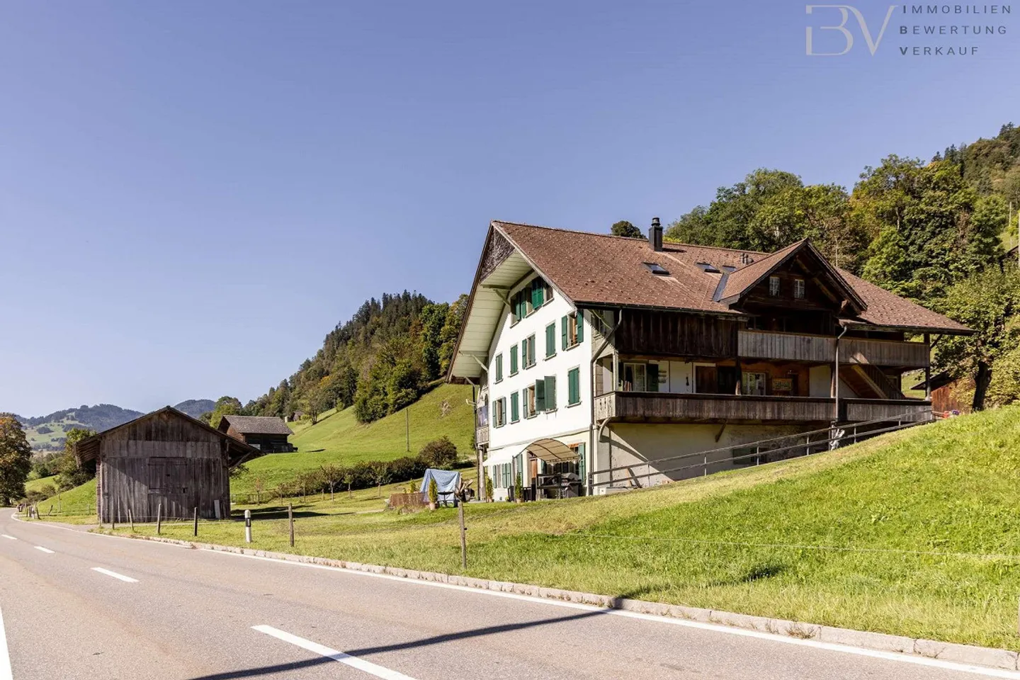 Casa trifamiliare con fienile - Foto 3 di 9