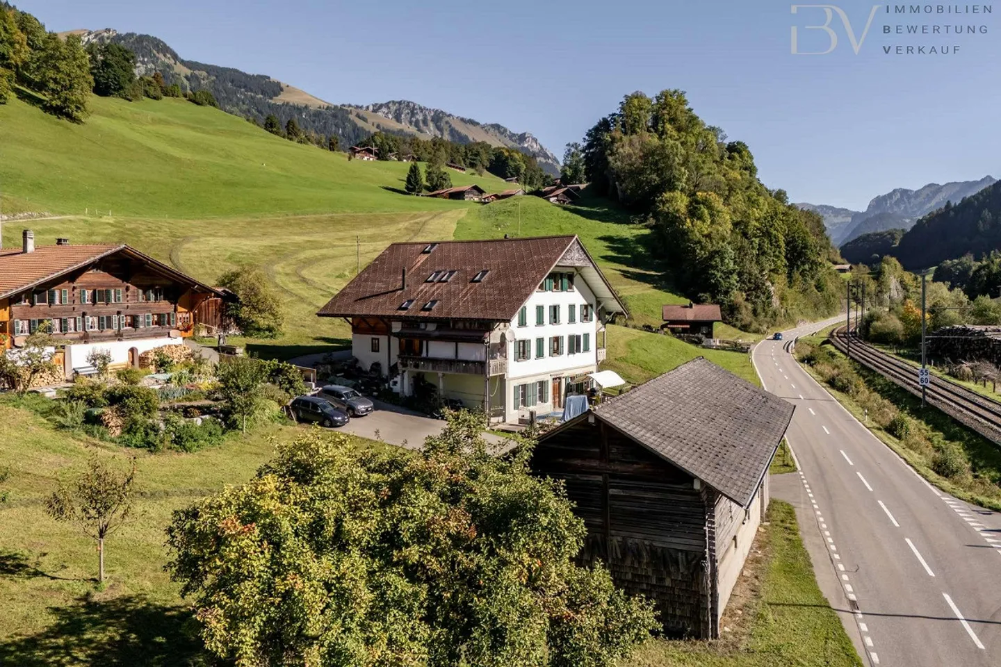 Casa trifamiliare con fienile - Foto 4 di 9