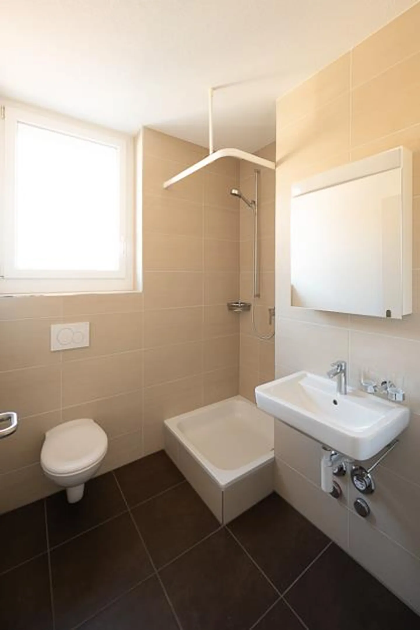 Geräumige Wohnung mit Terrasse - Foto 3 von 5