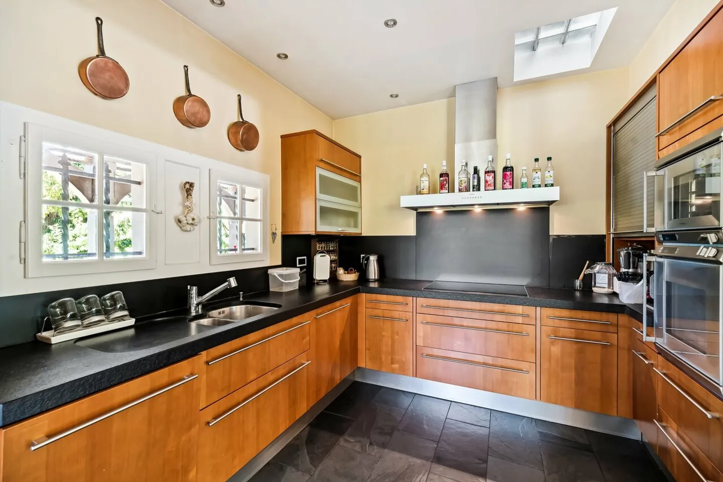 Renovated master house, enchanting park with ancient trees - Photo 9 of 29