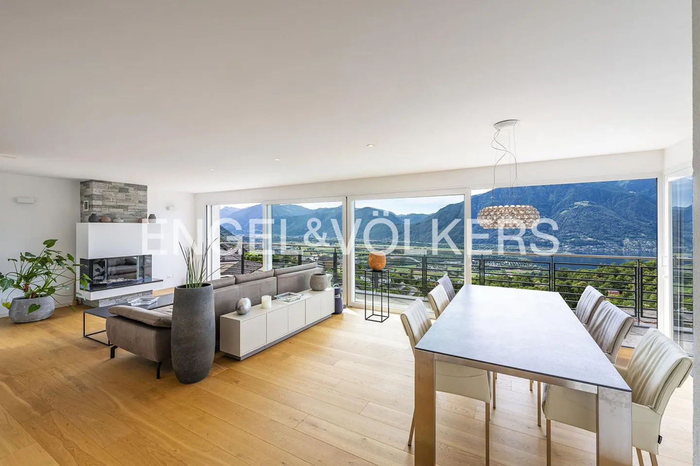 Stylish villa in sunny location with a view (5) - Photo 4 of 12