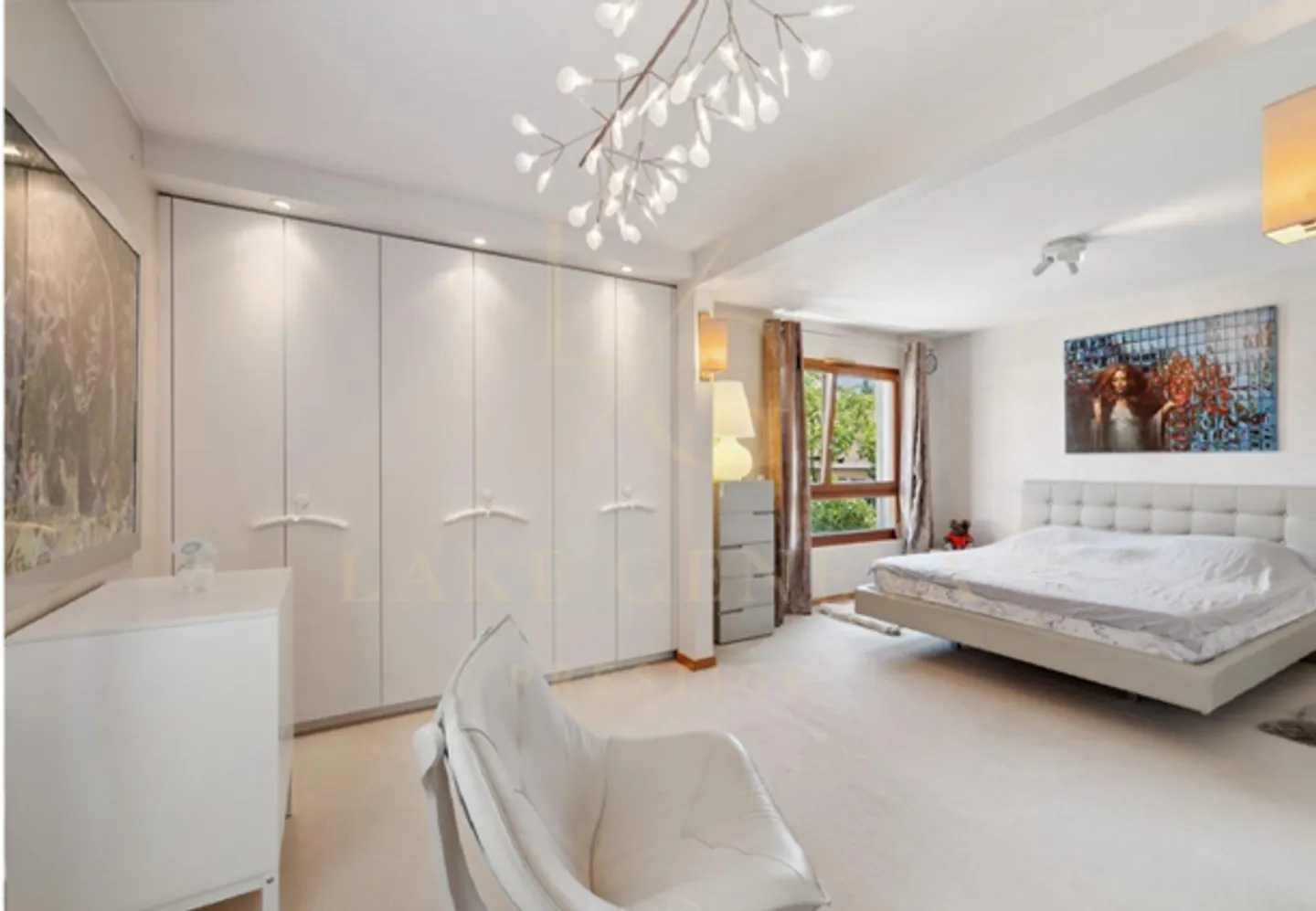 Elegant three-room apartment with passage, tastefully renovated - Photo 4 of 11
